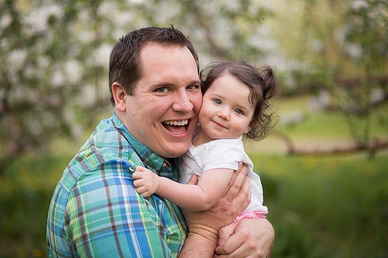 Family photos in Lindsey's Apple Orchard in Rexford New York