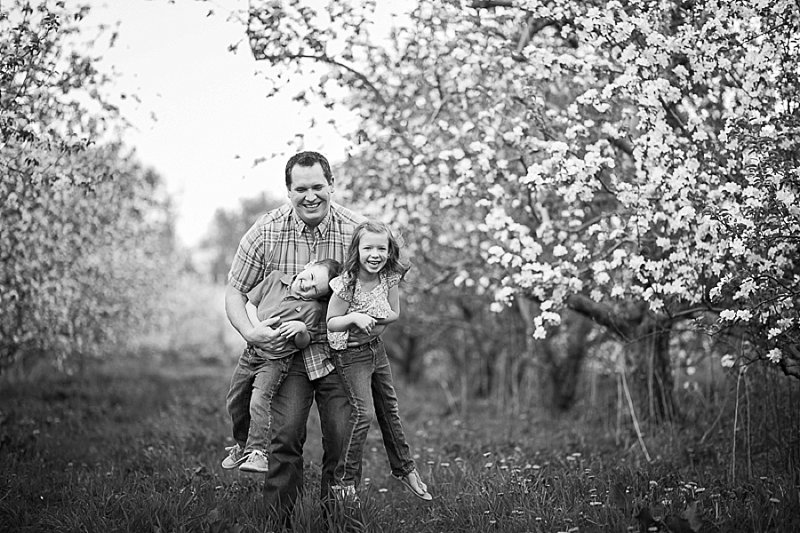 Family photos in Lindsey's Apple Orchard in Rexford New York