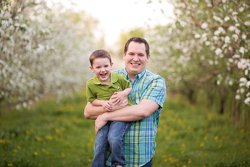 Family photos in Lindsey's Apple Orchard in Rexford New York