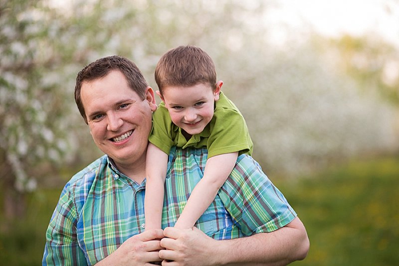 Family photos in Lindsey's Apple Orchard in Rexford New York