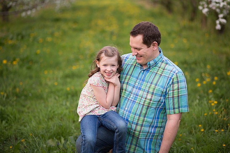 Family photos in Lindsey's Apple Orchard in Rexford New York