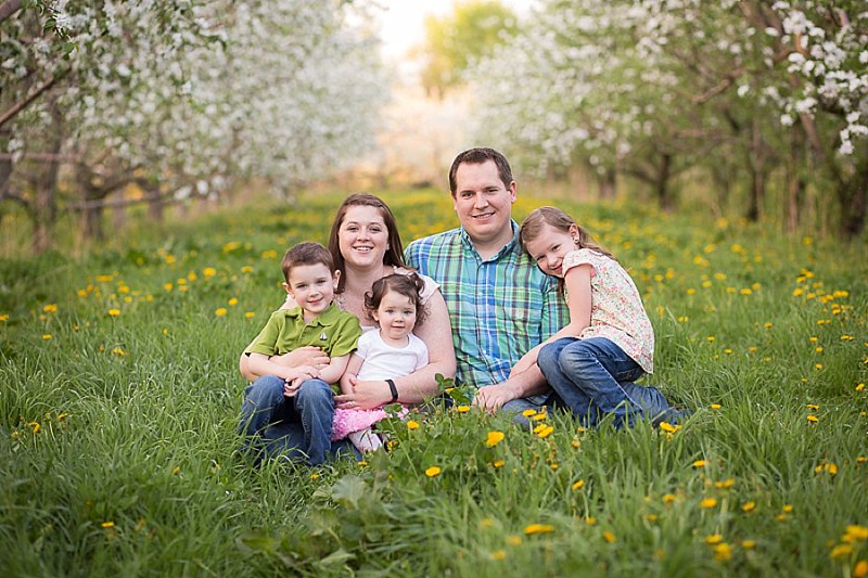 Family photos in Lindsey's Apple Orchard in Rexford New York