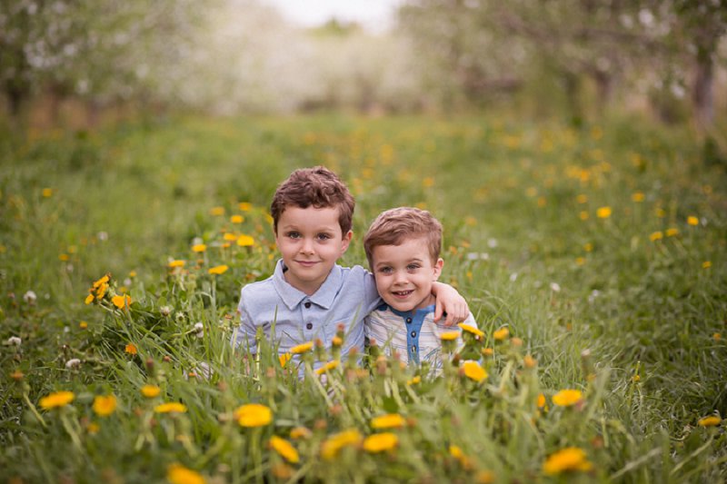 Outdoor children's photos at Lindsey's Apple Orchard in Rexford, NY