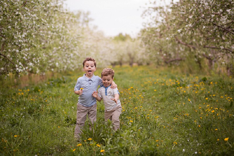 Outdoor children's photos at Lindsey's Apple Orchard in Rexford, NY
