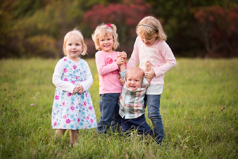 Outdoor family and children's photos at Garnsey Park in Clifton Park, NY