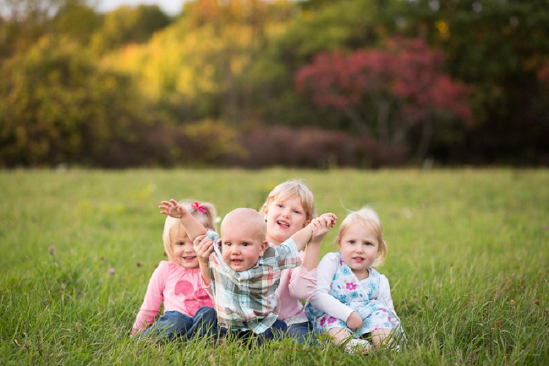 Outdoor family and children's photos at Garnsey Park in Clifton Park, NY