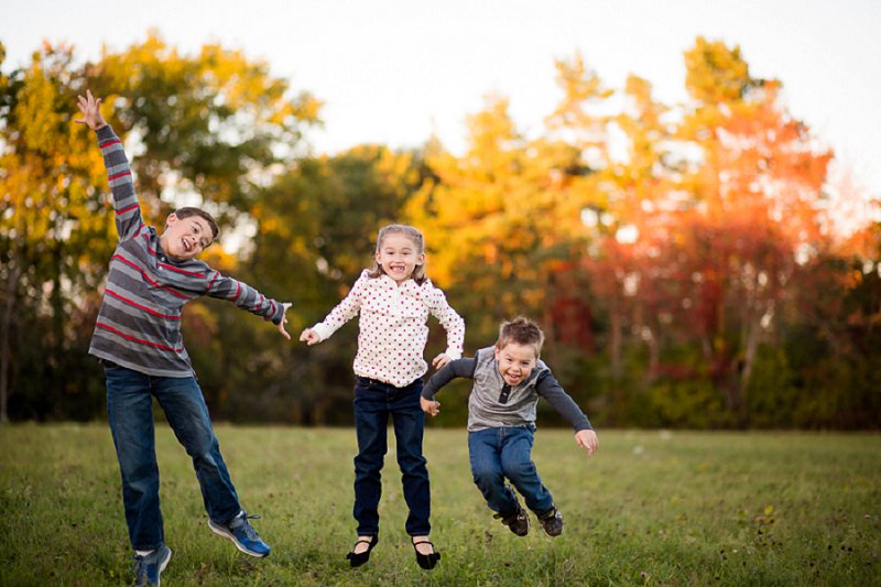 Outdoor family and children's photos at Garnsey Park in Clifton Park, NY