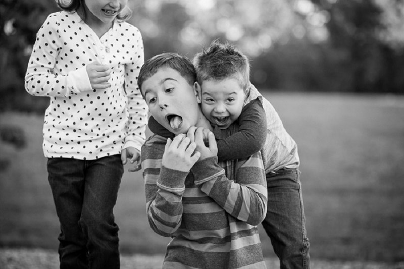 Outdoor family and children's photos at Garnsey Park in Clifton Park, NY