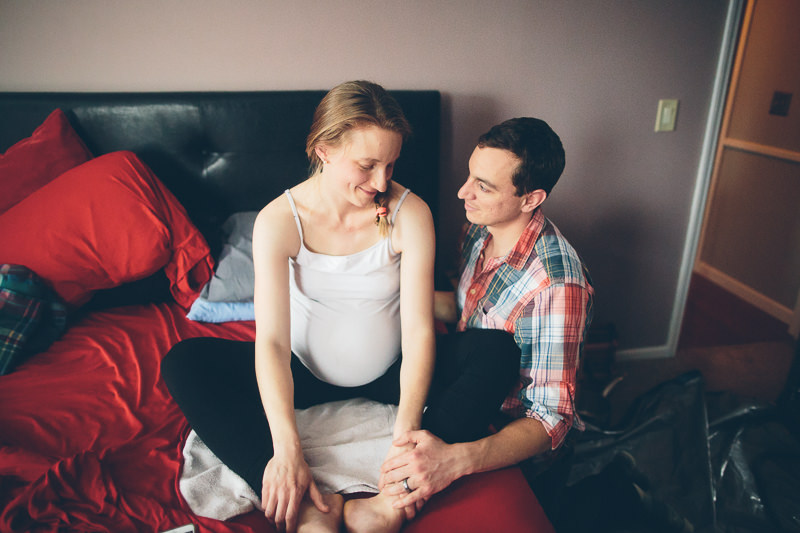mom in labor on bed with dad