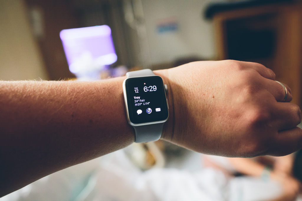 picture of an apple watch saying 6:29 pm just minutes before baby is born