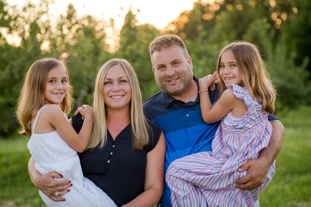 mom dad and twin girls at riverview orchards family photography